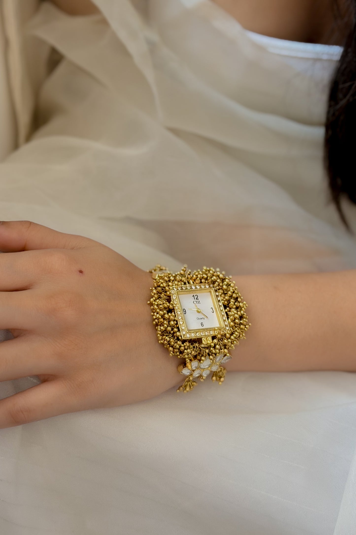 Kairavi Kundan Watch