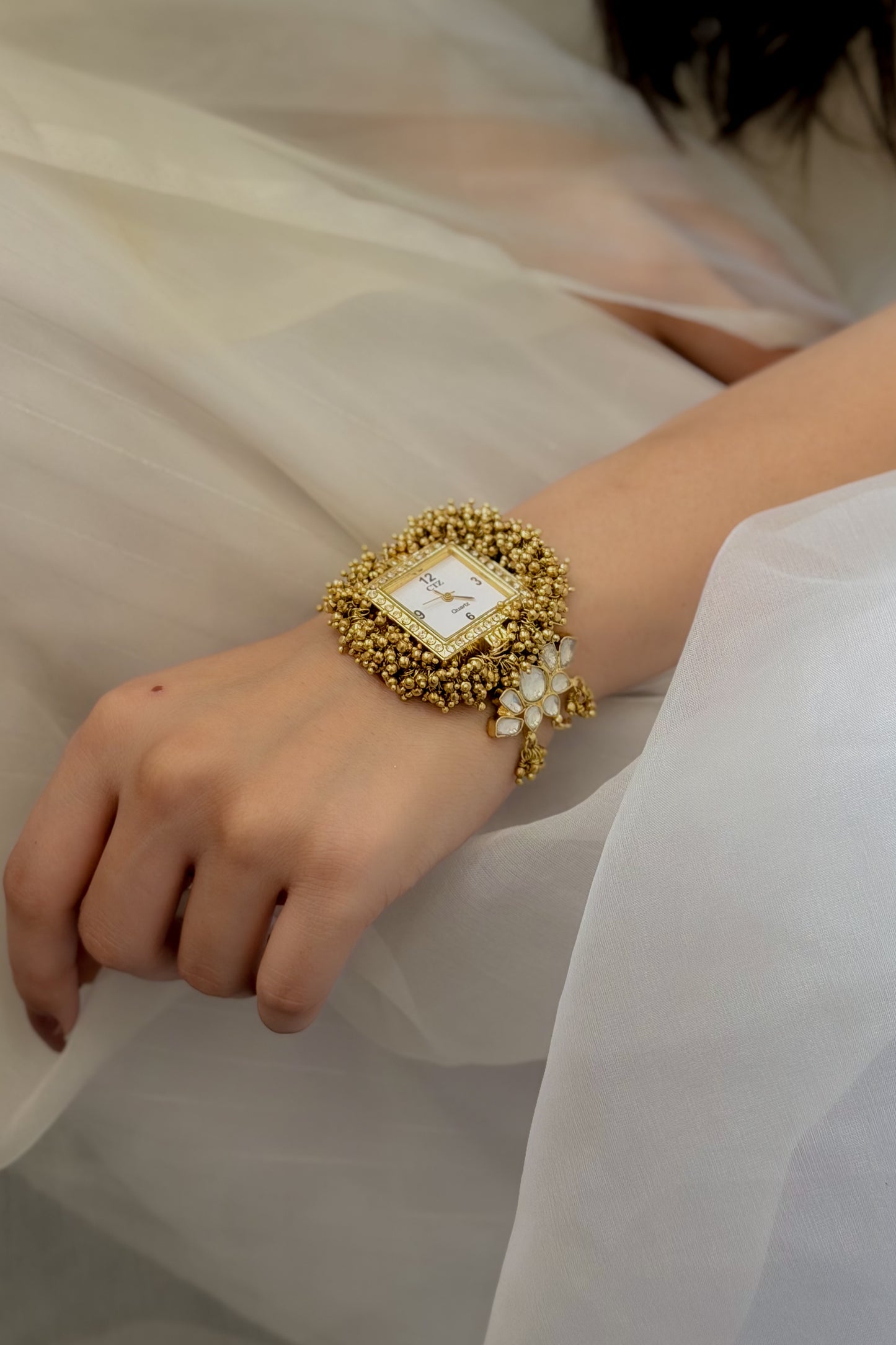 Kairavi Kundan Watch