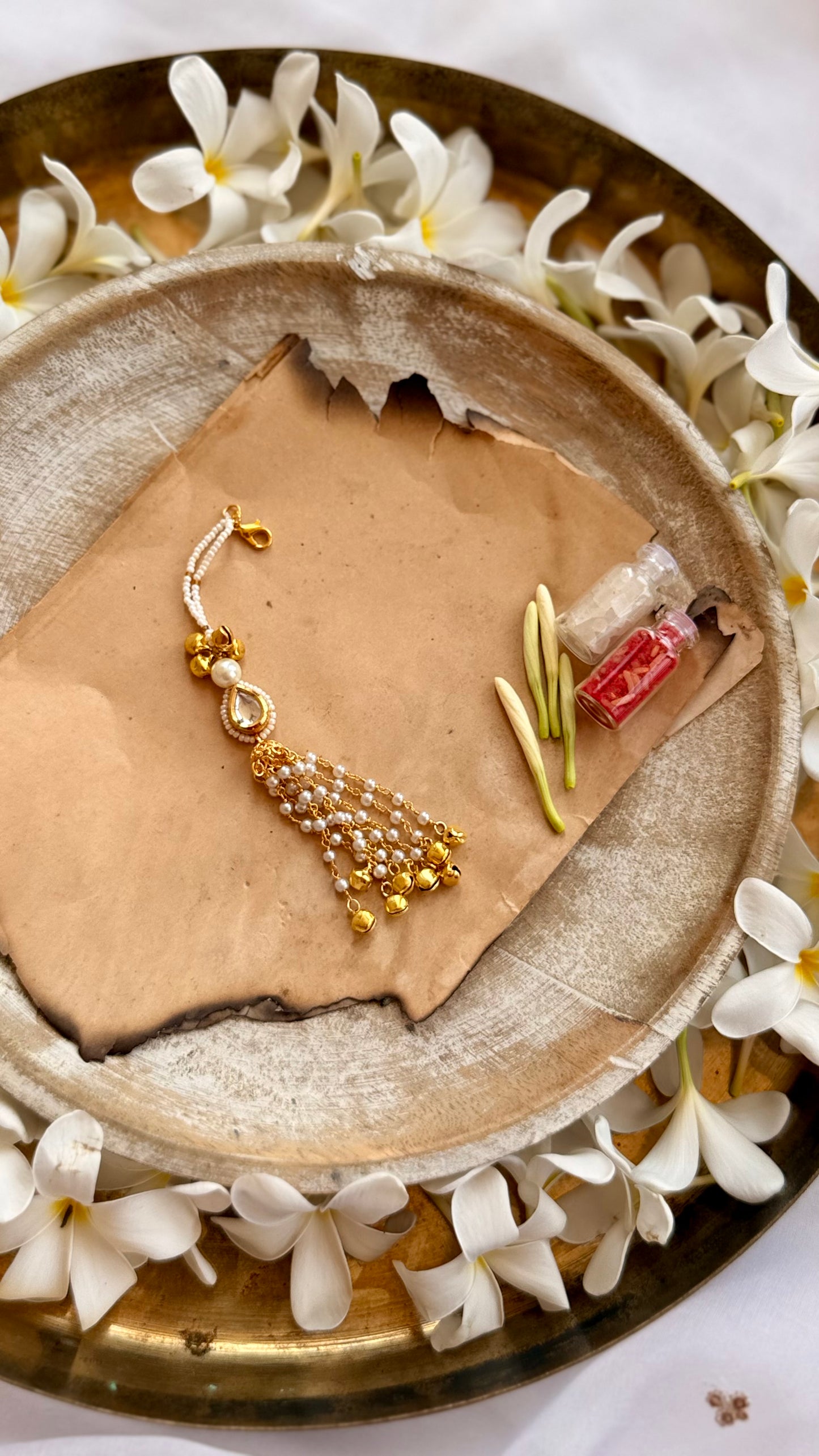 Arna Golden Kundan Embellished Lumba