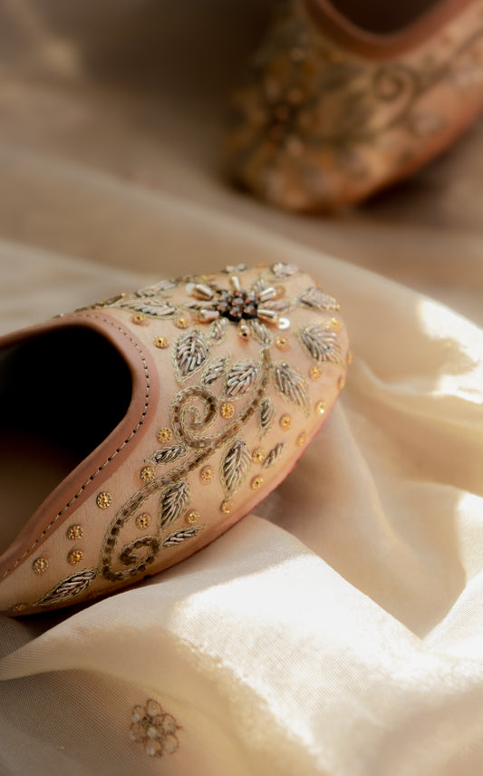 Mehreen Golden Jutti